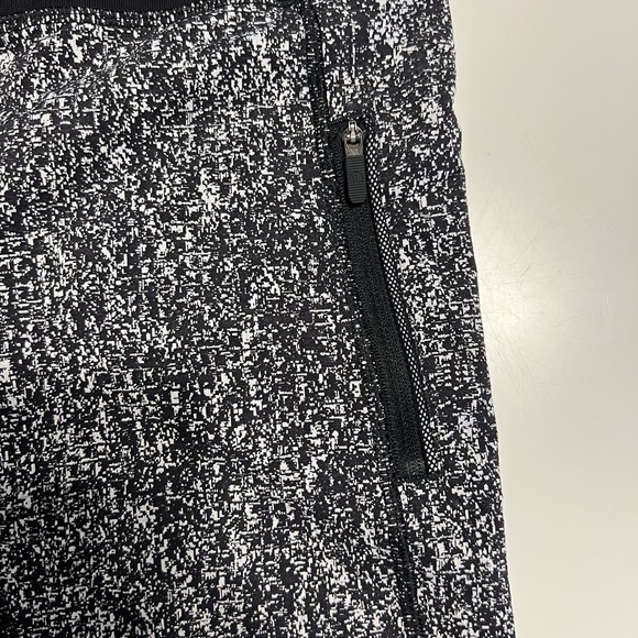 Lululemon | Inspire Tight II | Size 6 - Picture 8 of 11